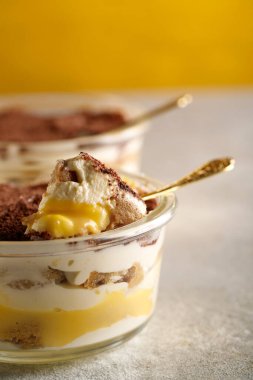 Tiramisu. Kahvaltıda kremalı tatlı..