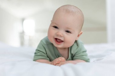 Bebek yatağın üzerinde yatıyor. Küçük bebek..