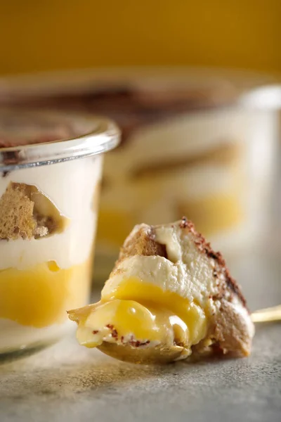 Тирамису. Десерт со сливками на завтрак. — стоковое фото