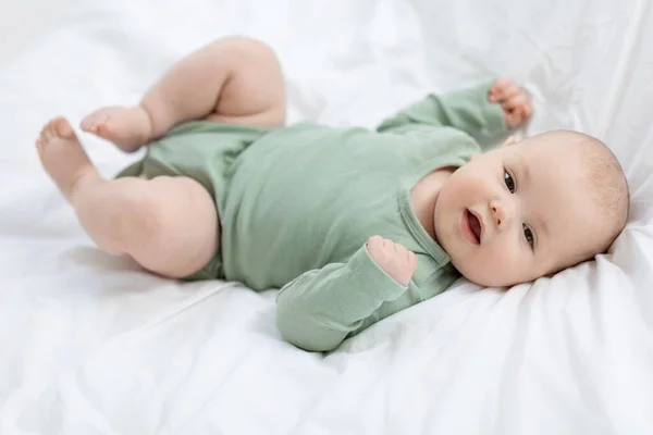 Das Baby liegt auf dem Bett. Kleines Baby. — Stockfoto