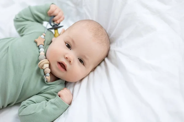 Il bambino giace sul letto. Piccolo bambino.. — Foto Stock