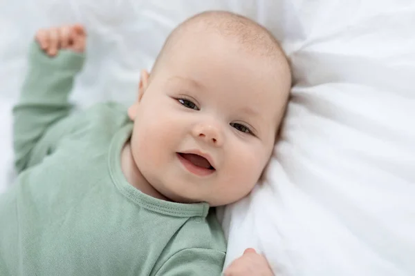 Il bambino giace sul letto. Piccolo bambino.. — Foto Stock