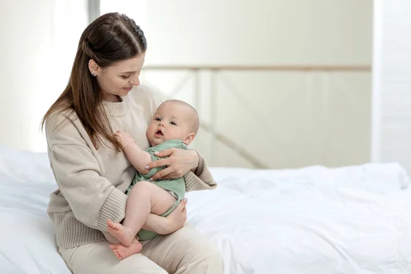 Mom and baby. Beautiful woman with a baby at home. — Stock Photo, Image