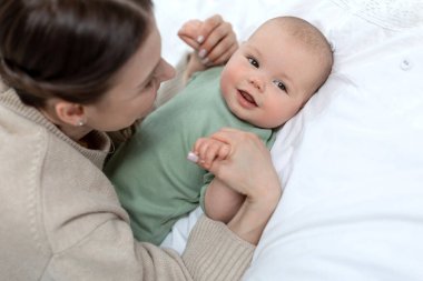 Anne ve bebek. Evde bebeği olan güzel bir kadın..