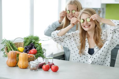 Sağlıklı yemek kadını. Kız arkadaş salata yer..