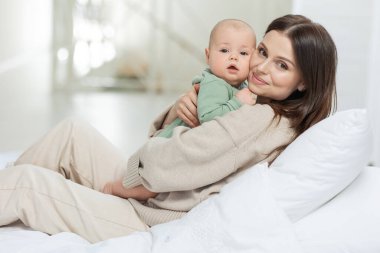 Anne ve bebek. Evde bebeği olan güzel bir kadın..