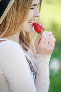 Çilekli kadın. Uygun beslenme.