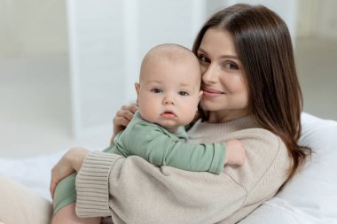 Küçük çocuğu olan bir kadın. Bebekli anne..