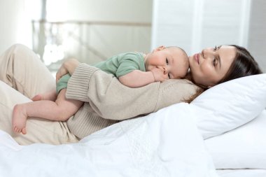 Küçük çocuğu olan bir kadın. Bebekli anne..