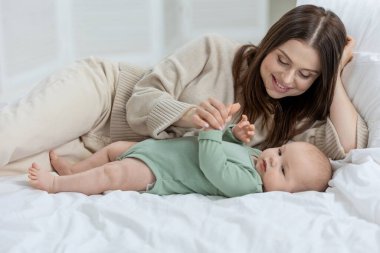 Küçük çocuğu olan bir kadın. Bebekli anne..