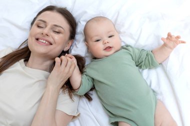 Küçük çocuğu olan bir kadın. Bebekli anne..