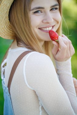 Çilekli kadın. Uygun beslenme.