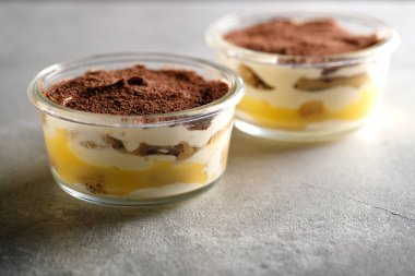 Tiramisu. Kahvaltıda kremalı tatlı..