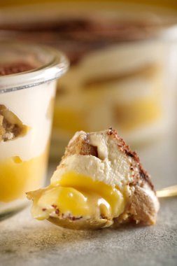 Tiramisu. Kahvaltıda kremalı tatlı..