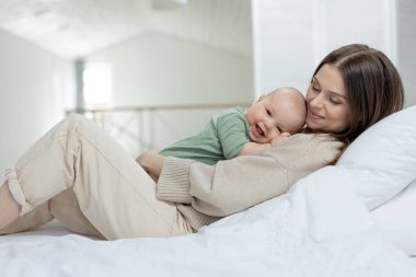 Küçük çocuğu olan bir kadın. Bebekli anne..