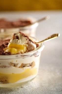 Tiramisu. Kahvaltıda kremalı tatlı..
