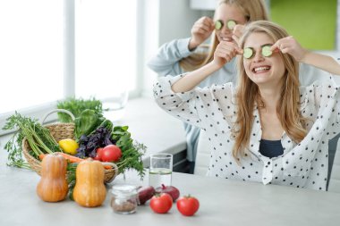 Sağlıklı yemek kadını. Kız arkadaş salata yer..