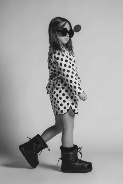Gyönyörű és divatos gyermek lány. — Stock Fotó