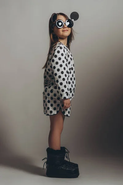 Menina criança bonita e elegante. — Fotografia de Stock