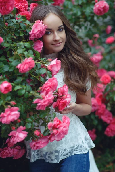 Donna in rose sulla natura . — Foto Stock
