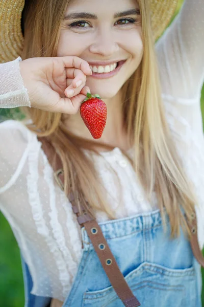 Woman with strawberries. Proper nutrition. — Stock Photo, Image