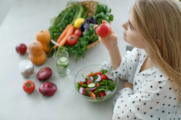 Hälsosam matkvinna. En vacker kvinna äter sallad. — Stockfoto