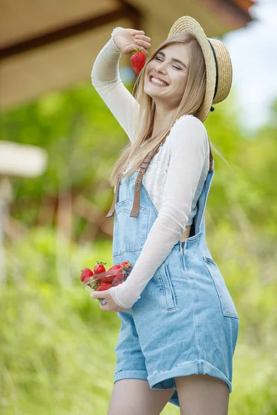Γυναίκα με φράουλες. Σωστή διατροφή. — Φωτογραφία Αρχείου