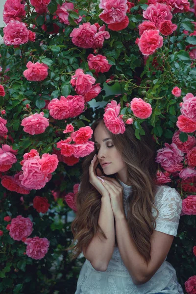 Vrouw in rozen op de natuur. — Stockfoto