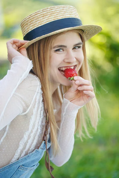 Donna con le fragole. Una corretta alimentazione. — Foto Stock