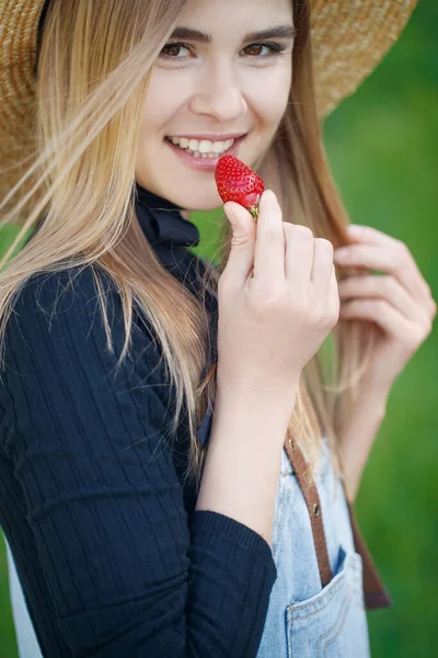 Çilekli kadın. Uygun beslenme.