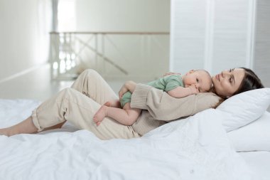 Küçük çocuğu olan bir kadın. Bebekli anne..