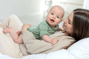 Küçük çocuğu olan bir kadın. Bebekli anne..