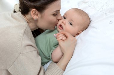 Küçük çocuğu olan bir kadın. Bebekli anne..