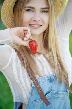 Çilekli kadın. Uygun beslenme.
