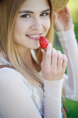 Çilekli kadın. Uygun beslenme.