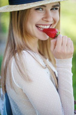 Çilekli kadın. Uygun beslenme.