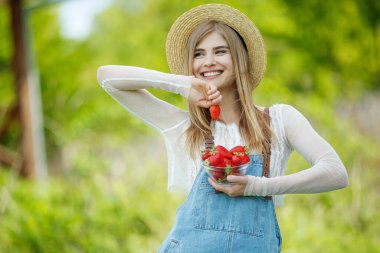 Çilekli kadın. Uygun beslenme.