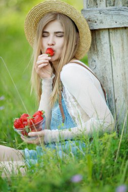 Çilekli kadın. Uygun beslenme.