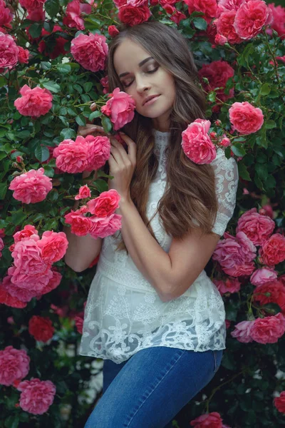 Жінка в трояндах на природі . — стокове фото