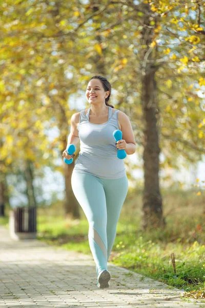 Mujer gorda haciendo deportes — Foto de Stock