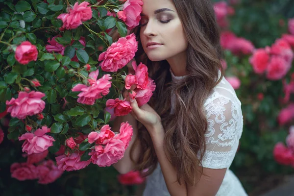 Frau in Rosen über die Natur. — Stockfoto