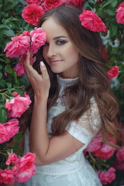 Vrouw in rozen op de natuur. — Stockfoto