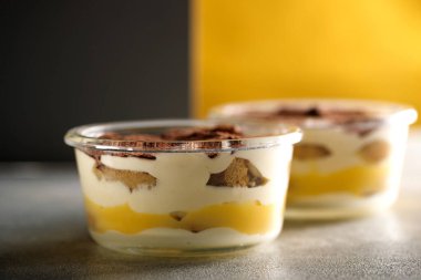 Tiramisu. Kahvaltıda kremalı tatlı..
