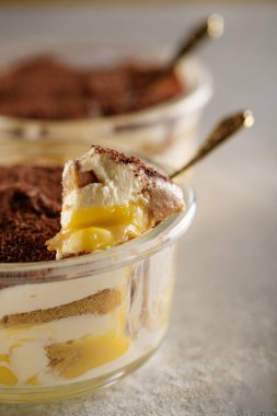 Tiramisu. Kahvaltıda kremalı tatlı..