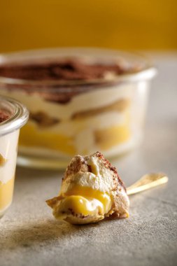 Tiramisu. Kahvaltıda kremalı tatlı..