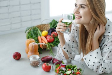 Sağlıklı yemek kadını. Güzel bir kadın salata yer..