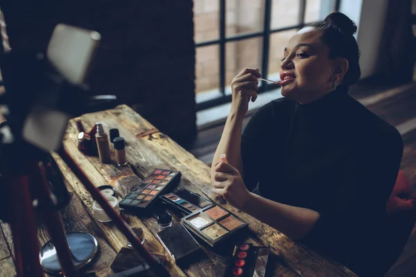 Una mujer hace maquillaje en vivo. — Foto de Stock