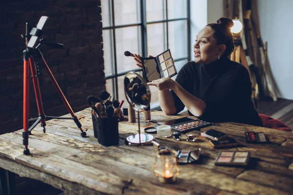Una mujer hace maquillaje en vivo. — Foto de Stock