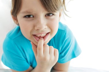 Çocuk bir dişini kaybetti. Dişsiz bebek. Dişi olmayan küçük bir kızın portresi..