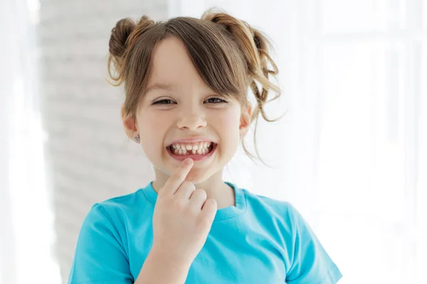 The kid lost a tooth. Baby without a tooth. Portrait of a little girl no tooth. — ストック写真